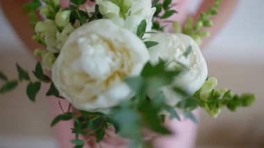 Buket çiçek Şakayık ile elinde nedime