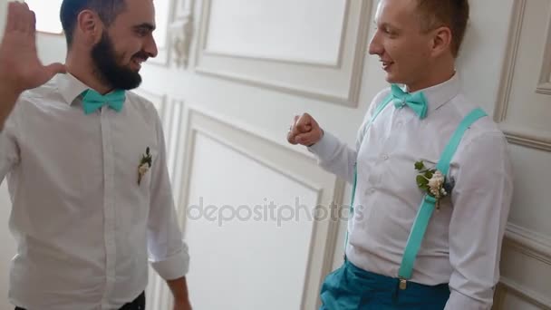 Groomsman talking and laughing with groom — Stock Video