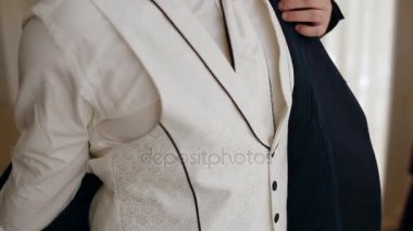 Genç adam ceket koymak