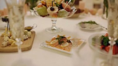 Foof restoranda. Süslü masa.