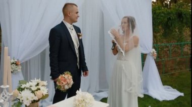 Gelin düğün töreninde yemin diyor