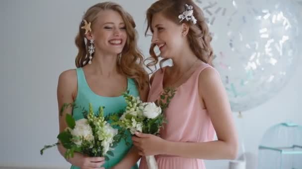 Красивые подружки невесты с цветами — стоковое видео