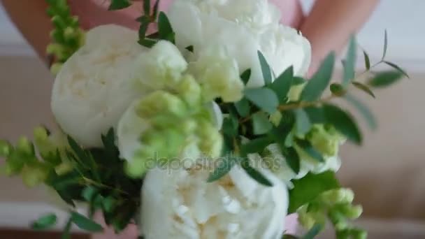 Bridesmaid holding bouquet of flowers with peony — Stock Video