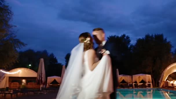 Жених и невеста в их первом свадебном танце — стоковое видео
