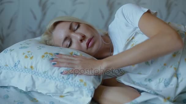 Donna bianca che dorme sul letto — Video Stock