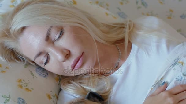 Donna che dorme a letto con cucciolo di carlino — Video Stock