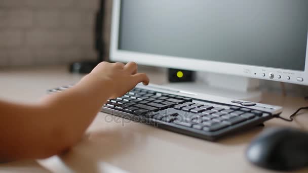 Junge lehrt den Umgang mit dem Computer. — Stockvideo