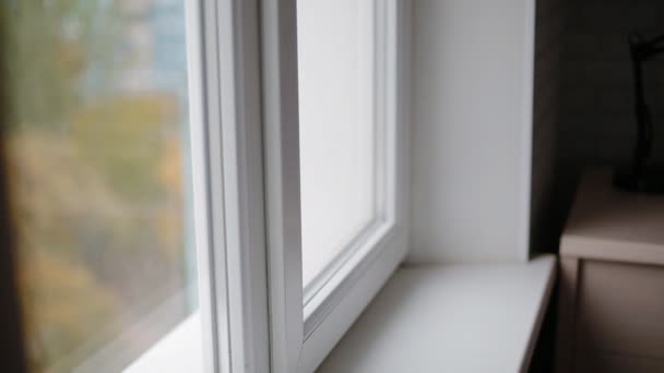 Niño triste con el brazo roto viene a la ventana — Vídeos de Stock