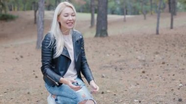 Beyaz kadın açık havada köpek pug ile oynamak