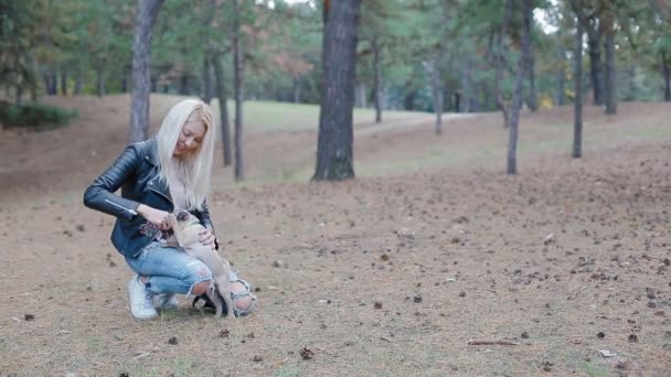 Femme blanche jouant avec chiot chiot à l'extérieur — Video