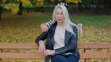 Küçük çocuk annesi kucaklamak