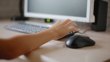 Bilgisayar kullanmayı öğretme çocuk.