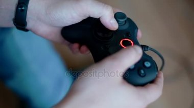 Genç adam denetleyicisi üzerinde oynama