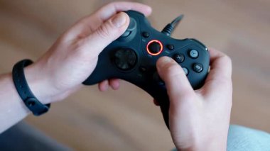 Genç adam denetleyicisi üzerinde oynama