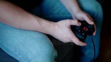 Genç adam denetleyicisi üzerinde oynama