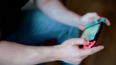 Genç adam Nintendo geçiş oyun oynama