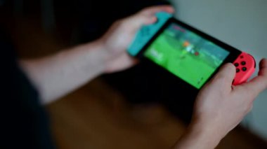 Genç adam Nintendo geçiş oyun oynama