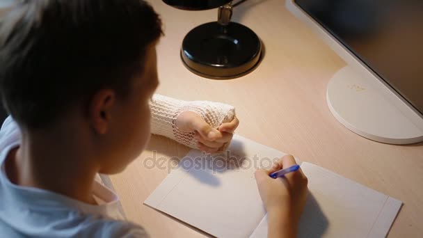 Белый мальчик делает свою домашнюю работу — стоковое видео
