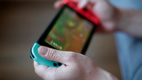 Молода людина гра гри Nintendo вимикачем — стокове відео