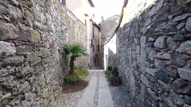 Narrow ancient italian street — Stock Video