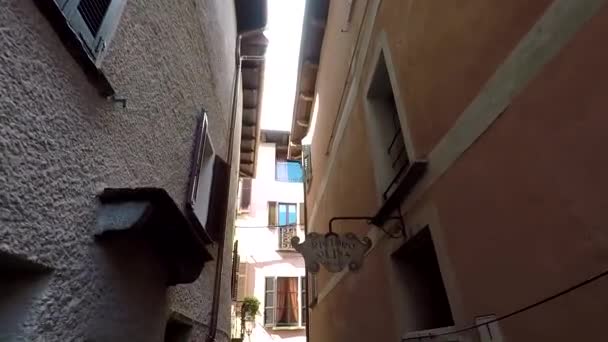 Narrow ancient italian street — Stock Video