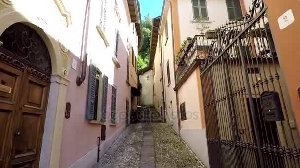 Rua italiana antiga estreita — Vídeo de Stock