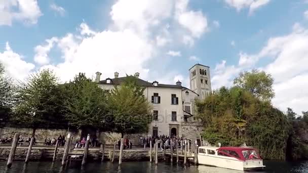 SAN GIULIO, ITALIA - 23 DE SEPTIEMBRE DE 2017: Vista de Isola San Giulio — Vídeo de stock