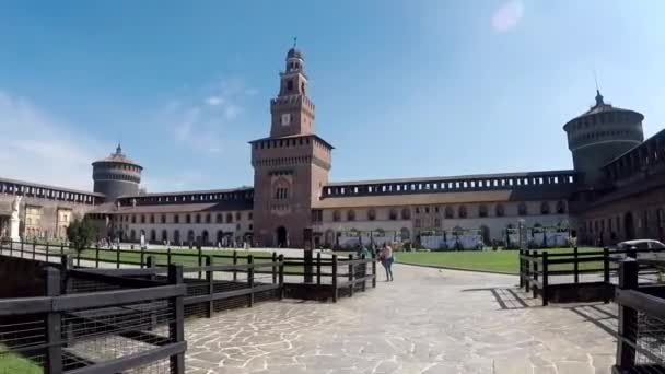 Milán, Itálie - 24 září 2017: Sforza hrad Castello Sforzesco, hrad v Miláně, Itálie. — Stock video