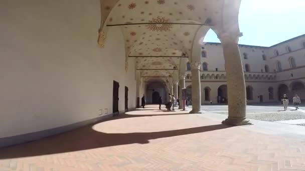 밀라노, 이탈리아-24 9 월 2017: 스포르차 성 카스텔로 스포르체스코, 밀라노, 이탈리아에 있는 성곽. — 비디오