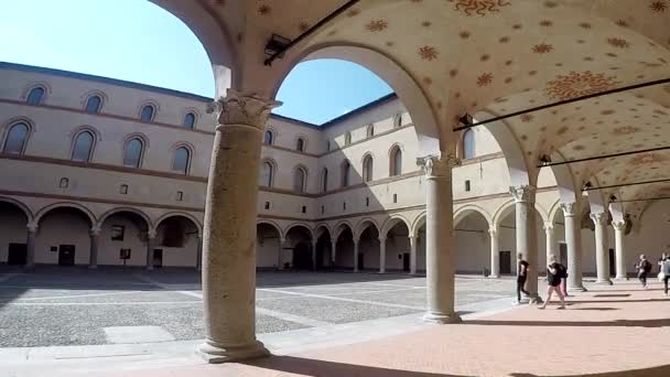 MILÁN, ITALIA - 24 DE SEPTIEMBRE DE 2017: Castillo de Sforza Castello Sforzesco, un castillo en Milán, Italia . — Vídeos de Stock