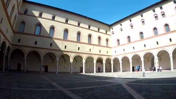 Milán, Itálie - 24 září 2017: Sforza hrad Castello Sforzesco, hrad v Miláně, Itálie. — Stock video