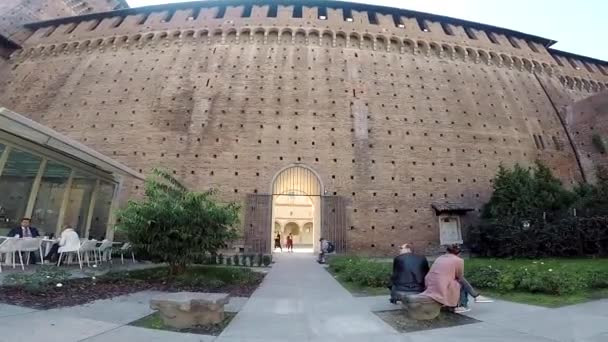 Milán, Itálie - 24 září 2017: Sforza hrad Castello Sforzesco, hrad v Miláně, Itálie. — Stock video