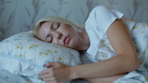 白人の女性がベッドで寝ています。 — ストック動画