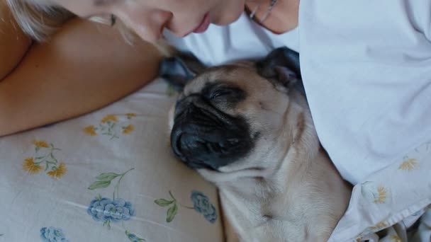 Mujer blanca mascota el cachorro pug — Vídeos de Stock