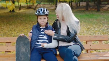 Anne ve oğlu parkta bankta oturmuş