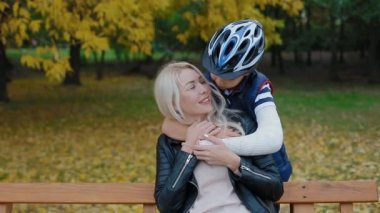 Oğlu ile annesi sarılma kırık kol