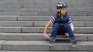 Kırık kol ile sıkılmış beyaz çocuk