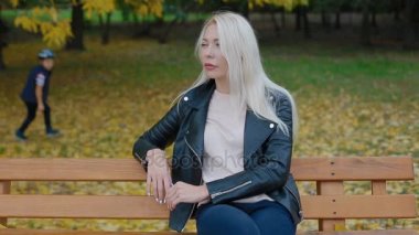 Küçük çocuk annesi kucaklamak