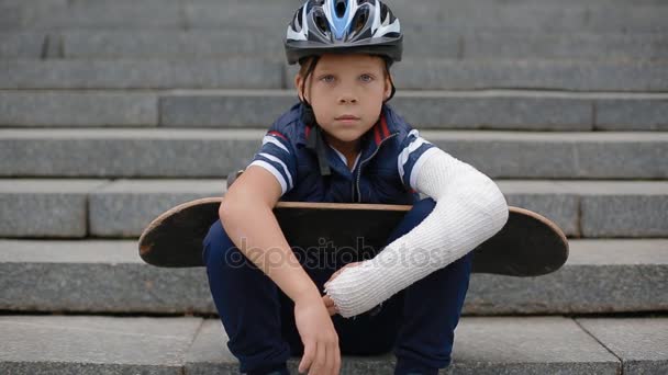 Gelangweilter weißer Junge mit gebrochenem Arm — Stockvideo