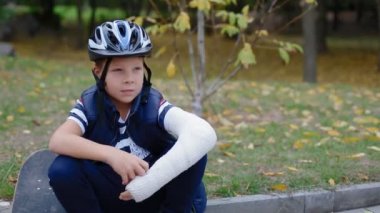 Beyaz çocuk onun paten ile sınır oturan