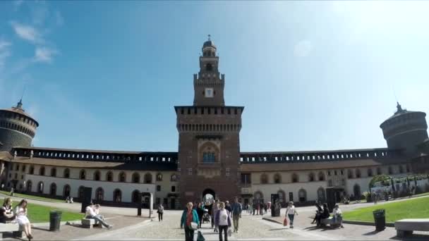 Milano, Italien - 24 September 2017: Sforza slottet Castello Sforzesco, ett slott i Milano, Italien. — Stockvideo