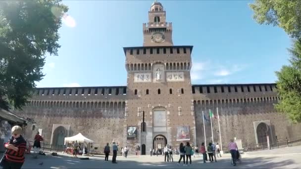 Milan, İtalya - 24 Eylül, 2017: Sforza Kalesi Castello Sforzesco, bir kale, Milano, İtalya. — Stok video