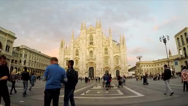 MILÃO, ITÁLIA - 19 DE SETEMBRO: Pessoas que caminham perto de Duomo di Milano — Vídeo de Stock