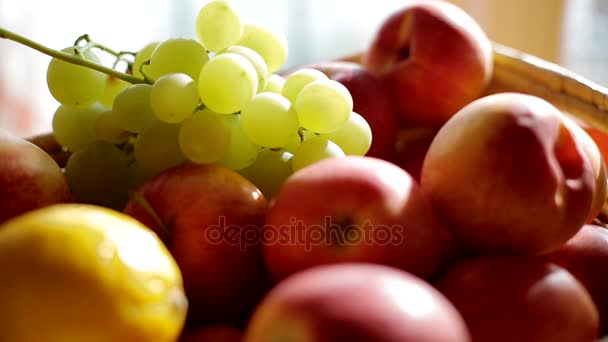 Mujer tomar manzanas y uva de la cesta — Vídeo de stock