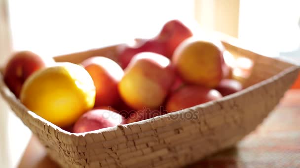 Mujer poner frutas a la cesta — Vídeo de stock