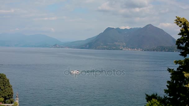 Άποψη της λίμνης Λάγκο Ματζιόρε από Isola Bella — Αρχείο Βίντεο