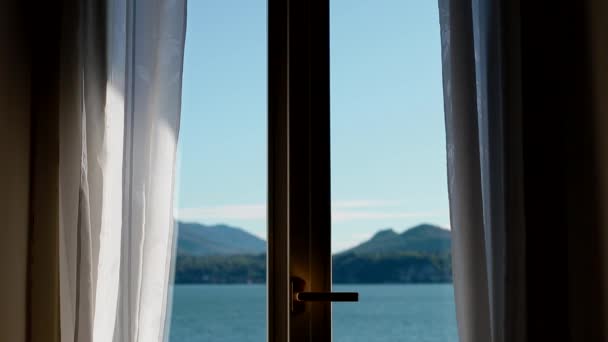 Blick auf den Lago Maggiore durch geschlossenes Fenster