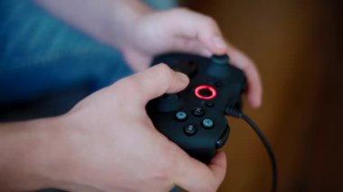 Genç adam denetleyicisi üzerinde oynama