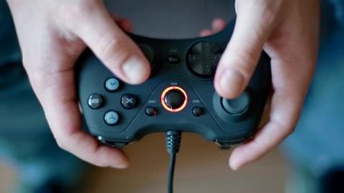 Genç adam denetleyicisi üzerinde oynama