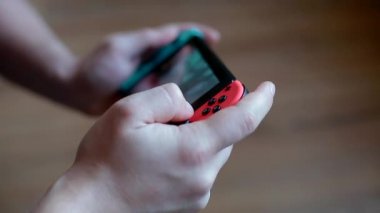 Genç adam Nintendo geçiş oyun oynama